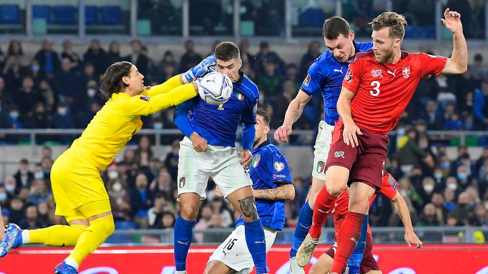epa09579409 Italy's Giovanni Di Lorenzo (C) scores the 1-1 goal during the 2022 FIFA World Cup European qualifying Group C soccer match between Italy and Switzerland at the Olimpico stadium in Rome, Italy, 12 November 2021. EPA/ETTORE FERRARI