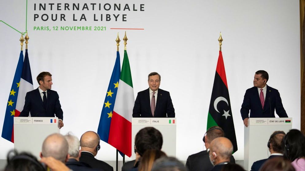 Da sinistra: il presidente francese Emmanuel Macron, il premier italiano Mario Draghi e il primo ministro libico Abdul Hamid Dbeibah.