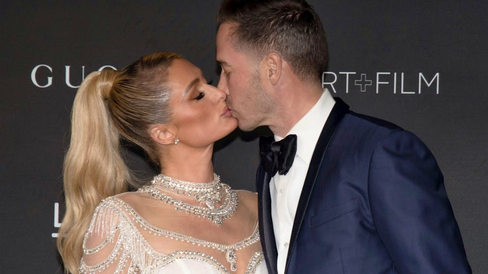 «Herzen explodieren». Leihmutter schenkt Paris Hilton gesunden Buben