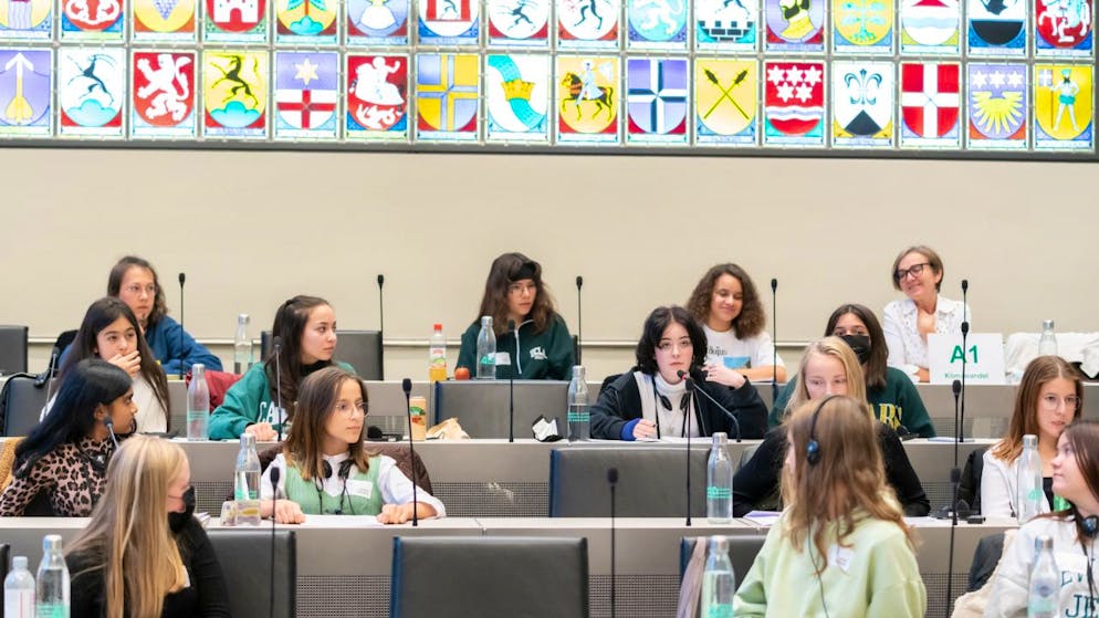 Le discussioni nel Parlamento retico delle ragazze sono sfociate in sei petizioni, consegnate al Presidente del Governo Mario Cavigelli, all'indirizzo del Gran Consiglio "degli adulti".