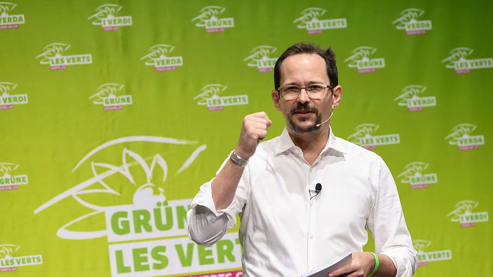 Balthasar Glättli mentre arringa i partecipanti all'assemblea dei Verdi