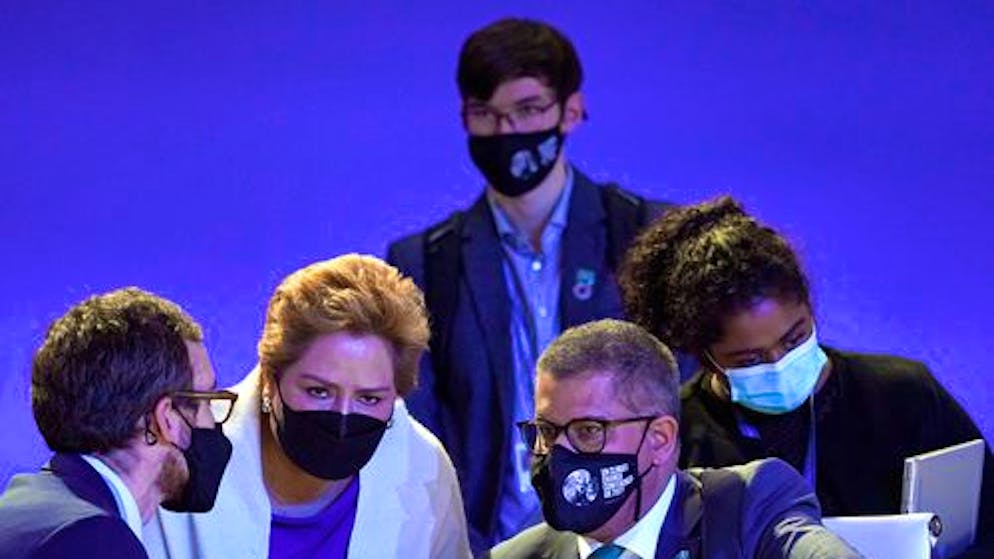 Alok Sharma President of the COP26 summit, bottom right, and Patricia Espinosa, UNFCCC Executive-Secretary, second left, speak at the end of a plenary session at the COP26 U.N. Climate Summit in Glasgow, Scotland, Friday, Nov. 12, 2021. (AP Photo/Alberto Pezzali) Foto: Alberto Pezzali/AP/dpa