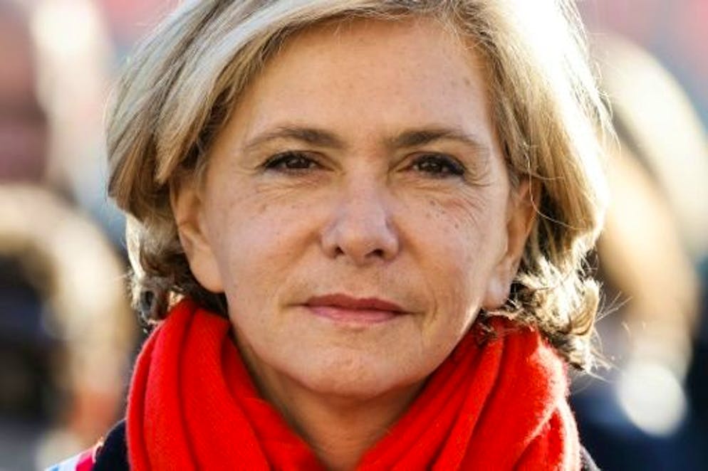 Valérie Pécresse, 54 ans, issue de la droite sociale et libérale qui s'est longtemps réclamée du défunt président Jacques Chirac, a été ministre sous son successeur Nicolas Sarkozy avant d'être élue en 2015 à la tête de la région parisienne.