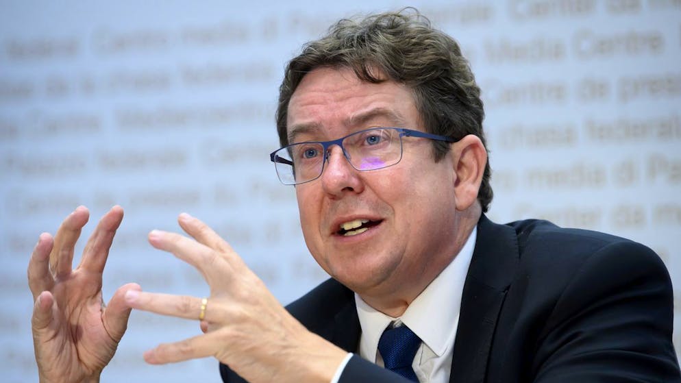 Nationalrat Albert Roesti, SVP-BE, spricht waehrend einer Medienkonferenz des ueberparteilichen Komitees gegen die Pflegeinitiative, am Freitag, 22. Oktober 2021, in Bern. (KEYSTONE/Anthony Anex)