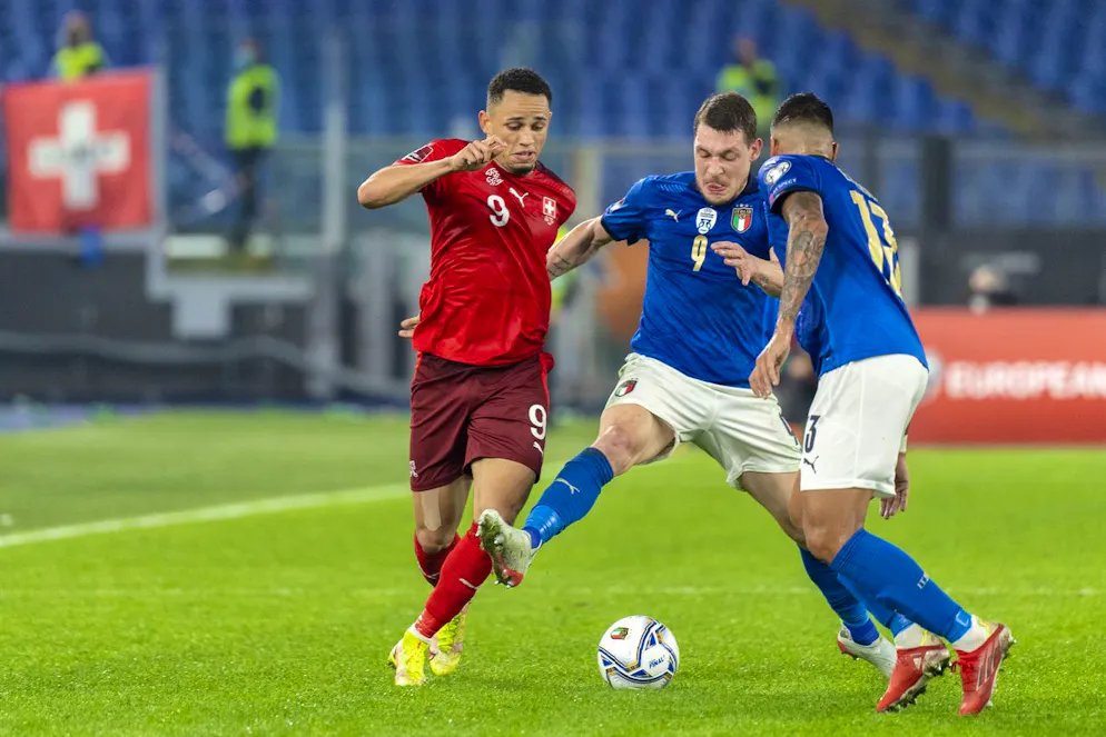 Andrea Belotti (Mitte) geht von Como nach Lissabon