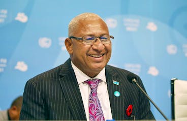 Der COP23 Präsident und Premierminister der Fidschi Inseln, Frank Bainimarama (M), eröffnet am 06.11.2017 in Bonn (Nordrhein-Westfalen) die Weltklimakonferenz. Die Weltklimakonferenz COP23 findet 06. bis 17. November 2017 in Bonn statt (KEYSTONE/DPA/Oliver Berg)