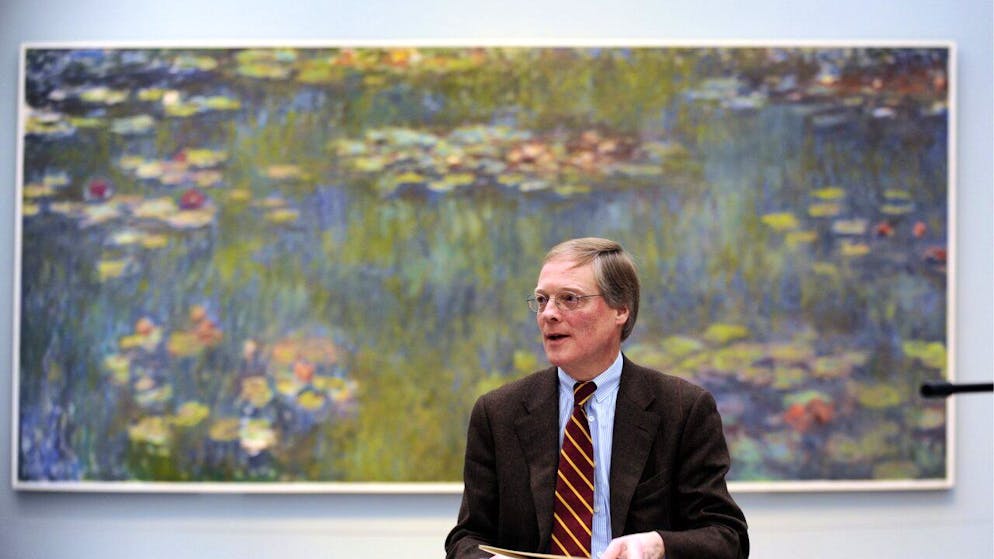 Lukas Gloor, responsabile della Fondazione Collezione Bührle, davanti a un dipinto di Claude Monet esposto al Kunsthaus.
