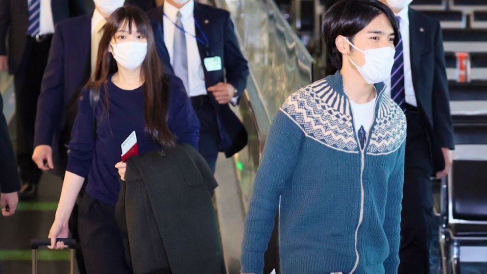 Mako Komuro e il marito, Kei Komuro, allo scalo di Haneda.