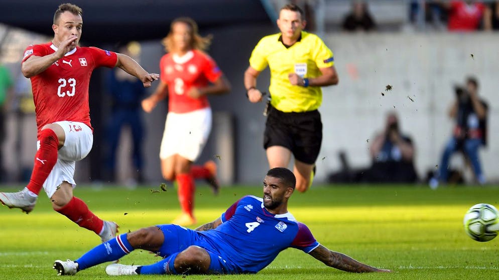 Switzerland's Xherdan Shaqiri, left, in action against Iceland's Gudlaugur Palsson, right, during the UEFA Nations League group stage match between Switzerland and Iceland in the Kybunpark stadium in St. Gallen, Switzerland, on Saturday, September 8, 2018. (KEYSTONE/Walter Bieri)