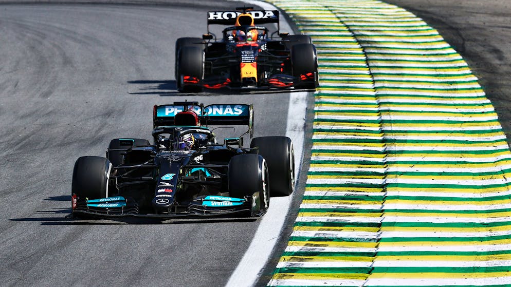 SAO PAULO, BRAZIL - NOVEMBER 14: Lewis Hamilton of Great Britain driving the (44) Mercedes AMG Petronas F1 Team Mercedes W12 leads Max Verstappen of the Netherlands driving the (33) Red Bull Racing RB16B Honda during the F1 Grand Prix of Brazil at Autodromo Jose Carlos Pace on November 14, 2021 in Sao Paulo, Brazil. (Photo by Buda Mendes/Getty Images)
