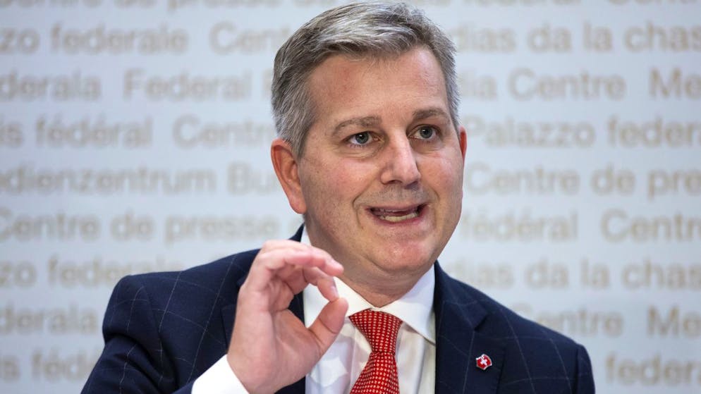 Marco Chiesa, Staenderat SVP-TI und Parteipraesident SVP, spricht waehrend einer Medienkonferenz zum Covid-19-Gesetz, am Freitag, 15. Oktober 2021, in Bern. Die SVP lehnt das Covid-19-Gesetz ab. (KEYSTONE/Peter Klaunzer)