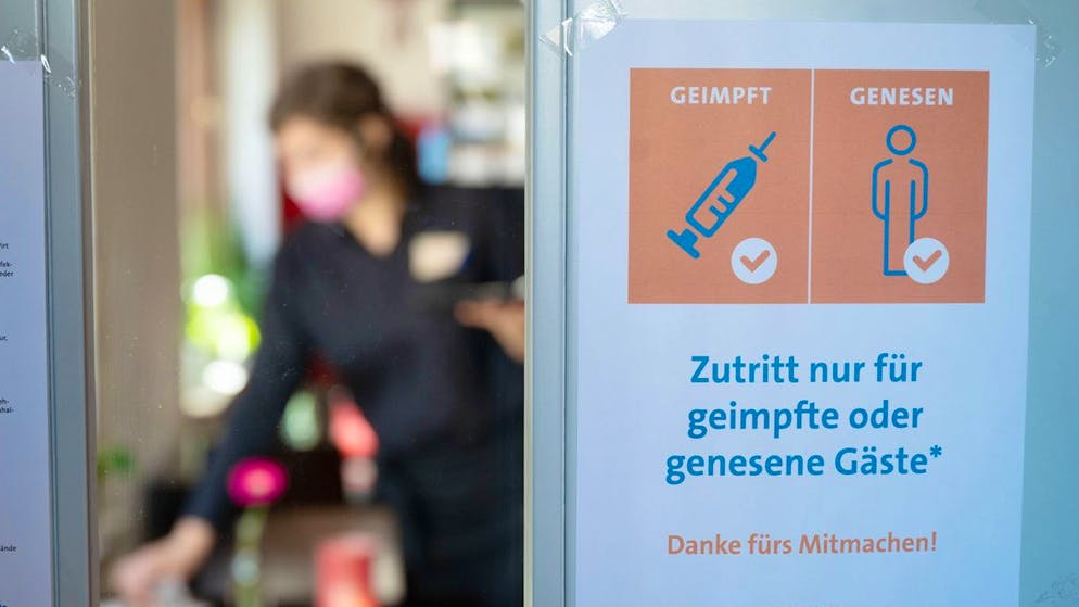 09.11.2021, Baden-Württemberg, Stuttgart: An der Eingangstür eines Restaurants im Stuttgarter Westen hängt ein Schild mit der Aufschrift «Zutritt nur für geimpfte oder genesene Gäste». Sollte in Baden-Württemberg die sogenannte Alarmstufe in Kraft treten, sieht die Corona-Verordnung landesweit die 2G-Regel etwa in Restaurants, Museen, bei Ausstellungen sowie den meisten anderen öffentlichen Veranstaltungen vor. Foto: Marijan Murat/dpa +++ dpa-Bildfunk +++ (KEYSTONE/DPA/Marijan Murat)