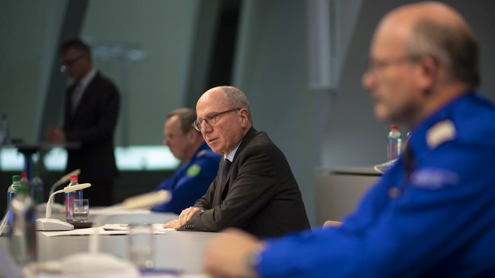 Bruno Zanga, Kommandant der Kapo St. Gallen, Regierungsrat Fredy Faessler, und Markus Kobler, Chef Zoll Ost, von links, an einer Medienkonferenz ueber die Migrationslage an der Ostgrenze der Schweiz, am Mittwoch, 17. November 2021, im Pfalzkeller in St. Gallen. Seit dem Sommer gelangen vermehrt afghanische Fluechtlinge an den Grenzbahnhof in Buchs. (KEYSTONE/Gian Ehrenzeller)