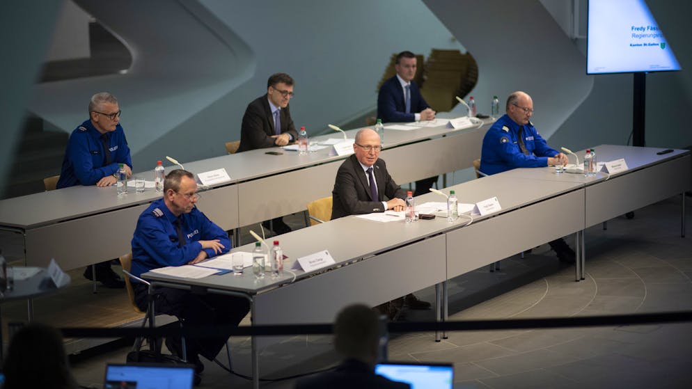 Bruno Zanga, Kommandant der Kapo St. Gallen, Regierungsrat Fredy Faessler, und Markus Kobler, Chef Zoll Ost, vorne von links, sowie Simon Bless, Einsatzleiter der Kantonspolizei, Daniel Bach, Kommunikation Staatssekretariat fuer Migration, und Juerg Eberle, Leiter Migrationsamt St. Gallen, hinten von links, an einer Medienkonferenz ueber die Migrationslage an der Ostgrenze der Schweiz, am Mittwoch, 17. November 2021, im Pfalzkeller in St. Gallen. Seit dem Sommer gelangen vermehrt afghanische Fluechtlinge an den Grenzbahnhof in Buchs. (KEYSTONE/Gian Ehrenzeller)