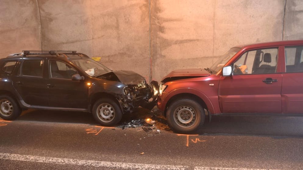 Due conducenti feriti e danno totale alle due auto dopo lo scontro nel tunnel di Calfreisen.