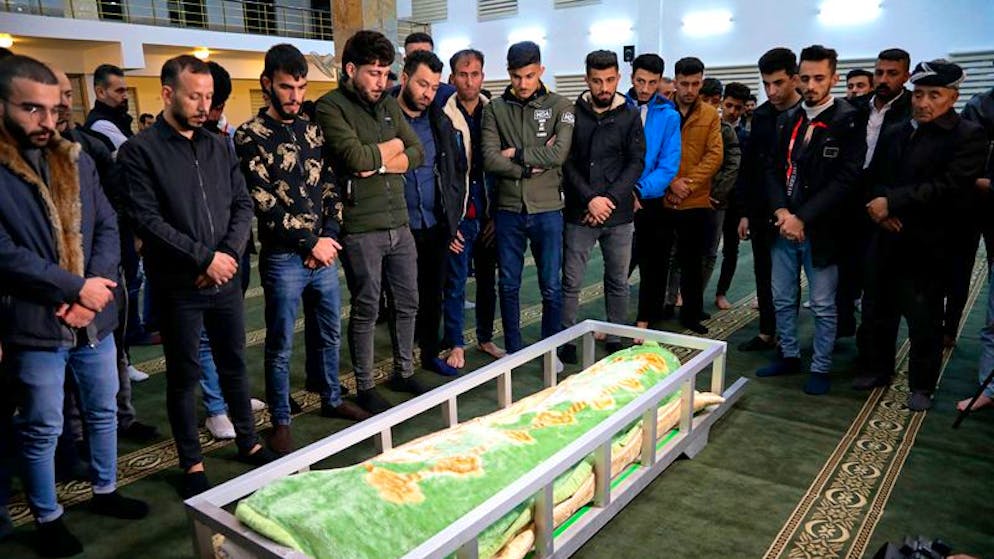 Angehörige und Freunde trauern in Erbil am Sarg von Gaylan Delir Ismael, der im Alter von 25 in Belarus starb. Foto: Uncredited/AP/dpa