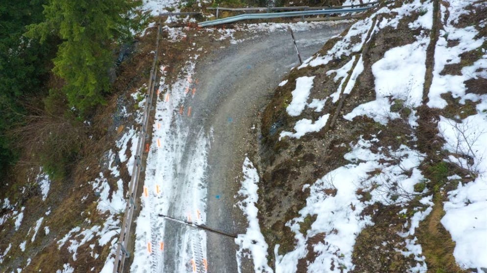 Lungo una ripida strada nei pressi di Duvin (GR), un 61enne alla guida di una pala gommata ha trovato la morte precipitando in un burrone.