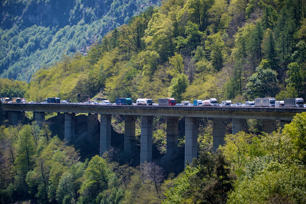 Giornico, nella foto una veduta dell'autostrada A2 direzione nord ferma in colonna durante il traffico alternato.© Ti-Press / Pablo Gianinazzi