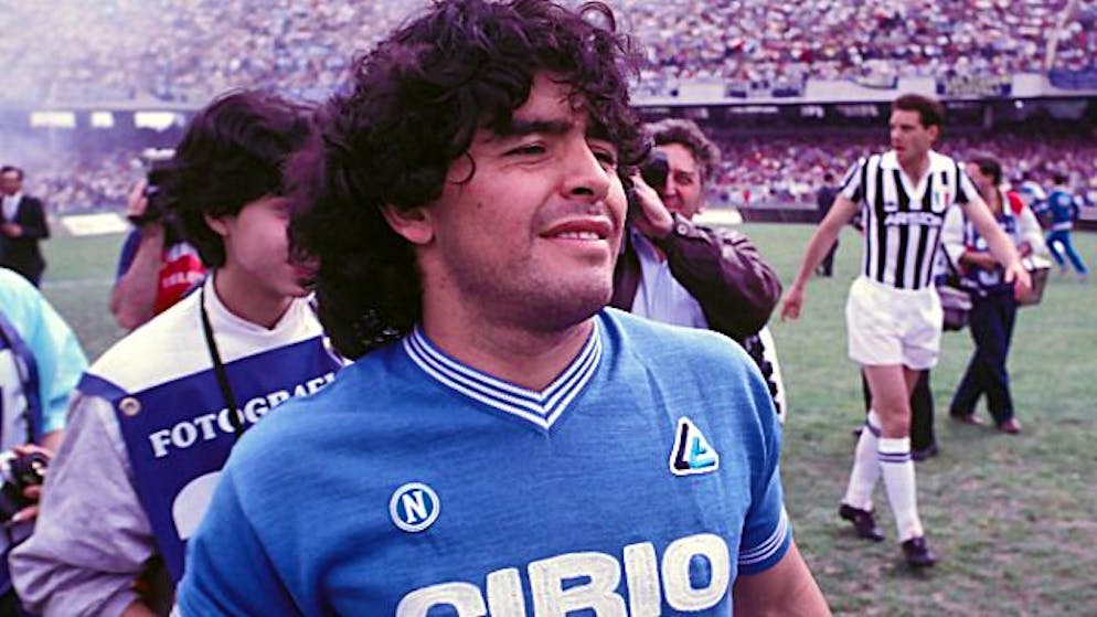 Maradona con la maglia del Napoli.