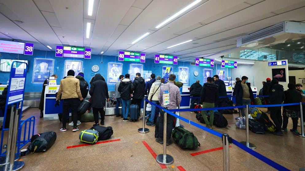 Irakische Mikgrant*innen checken am Flughafen Minsk ein für einen Sonderflug nach Bagdad.