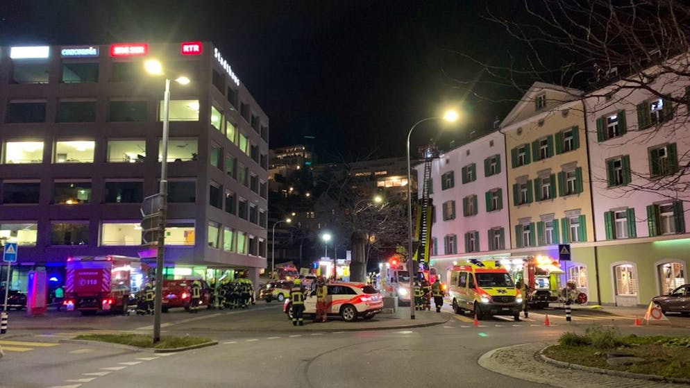 Un edificio a più piani a Coira è stato evacuato a causa di un odore simile al gas.