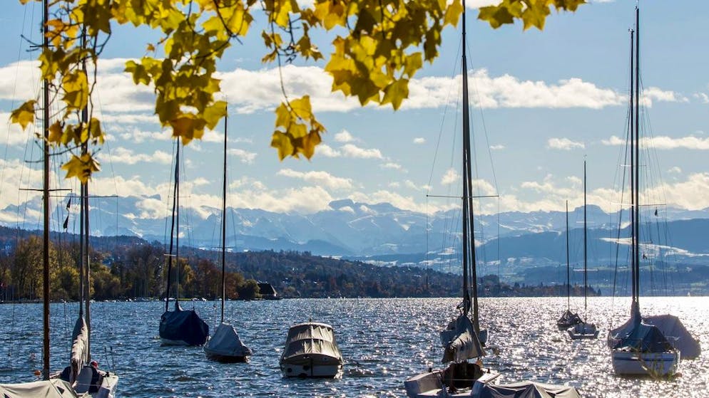 Waehrend in den Bergen schon Schnee liegt leuchten in Zuerich bunte Herbstblaetter an der Sonne, am Freitag, 2. November 2012. (KEYSTONE/Alessandro Della Bella)....A partly sunny autumn day at the Lake of Zurich seen from Zurich, Switzerland, with snow covered mountains in the background Friday, November 2, 2012. (KEYSTONE/Alessandro Della Bella)