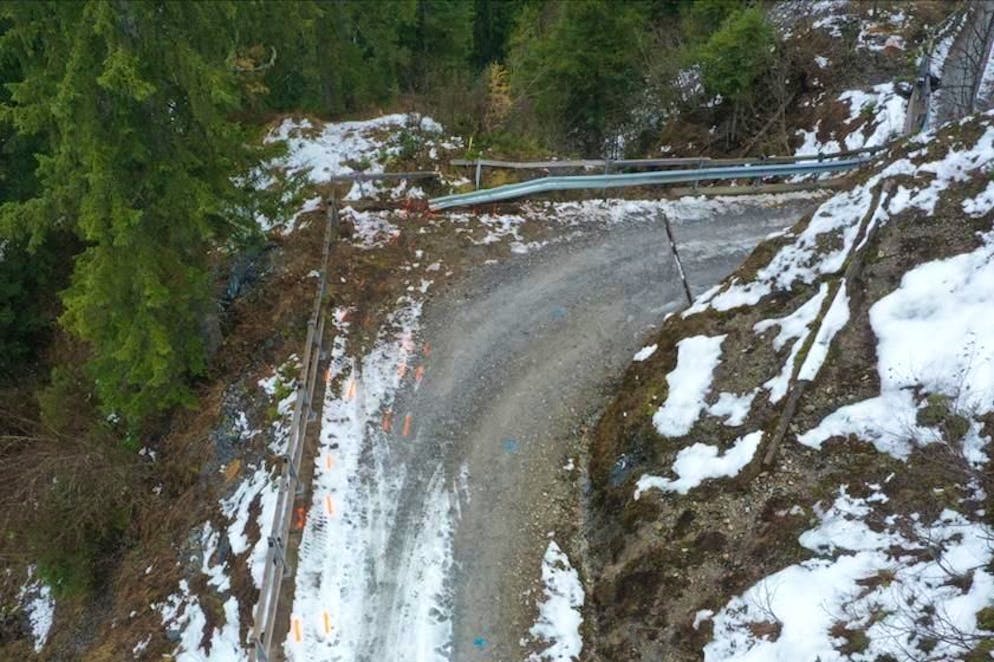 Il punto in cui il mezzo da cantiere ha sfondato la barriera
