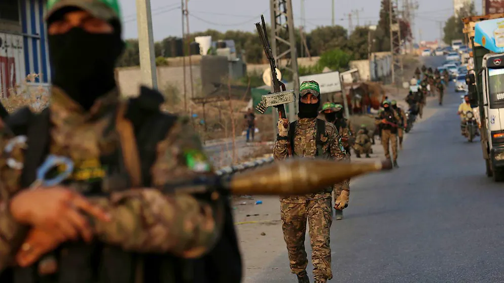 Maskierte Kämpfer der Kassam-Brigaden – einer militärischen Unterorganisation der Hamas – patrouillieren auf einer Strasse im Gazastreifen.