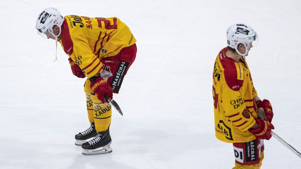 Die enttaeuschten Langnauer Aleksi Saarela, links, und Michael Loosli, im Eishockey Meisterschaftsspiel der National League zwischen dem HC Fribourg Gotteron und den SCL Tigers, am Freitag, 19. November 2021 in der BCF Arena in Fribourg. (KEYSTONE/Peter Klaunzer)
