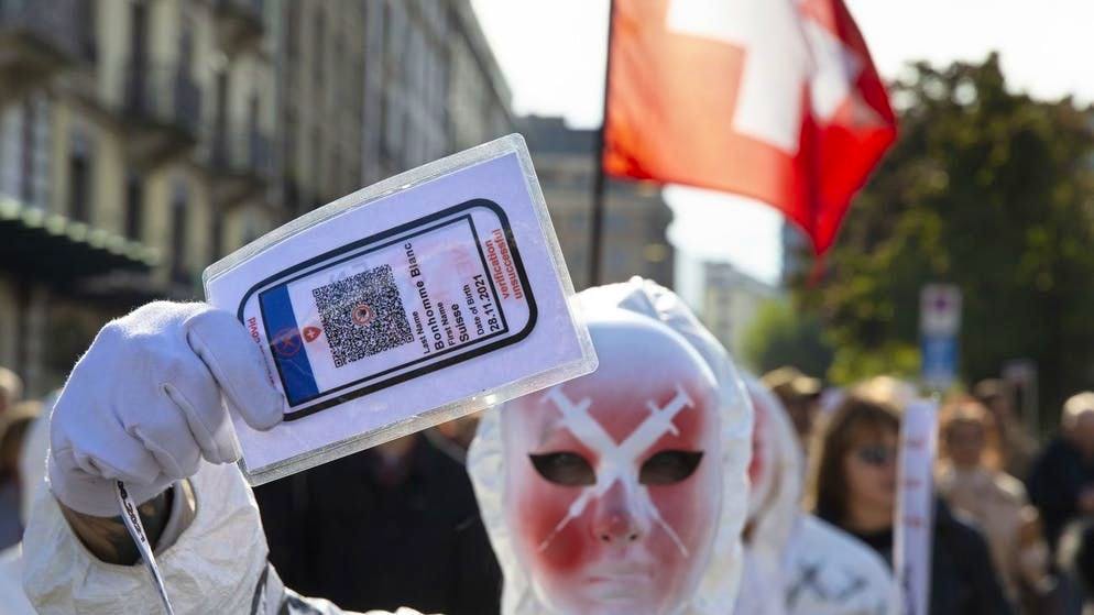 In un confronto nell'Europa occidentale, in Svizzera il rifiuto della vaccinazione anti-Covid è tra i più alti. Le ragioni sono molteplici.