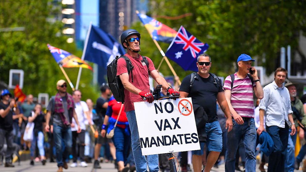 Alcuni dei manifestanti che hanno affollato le strade di Melbourne.