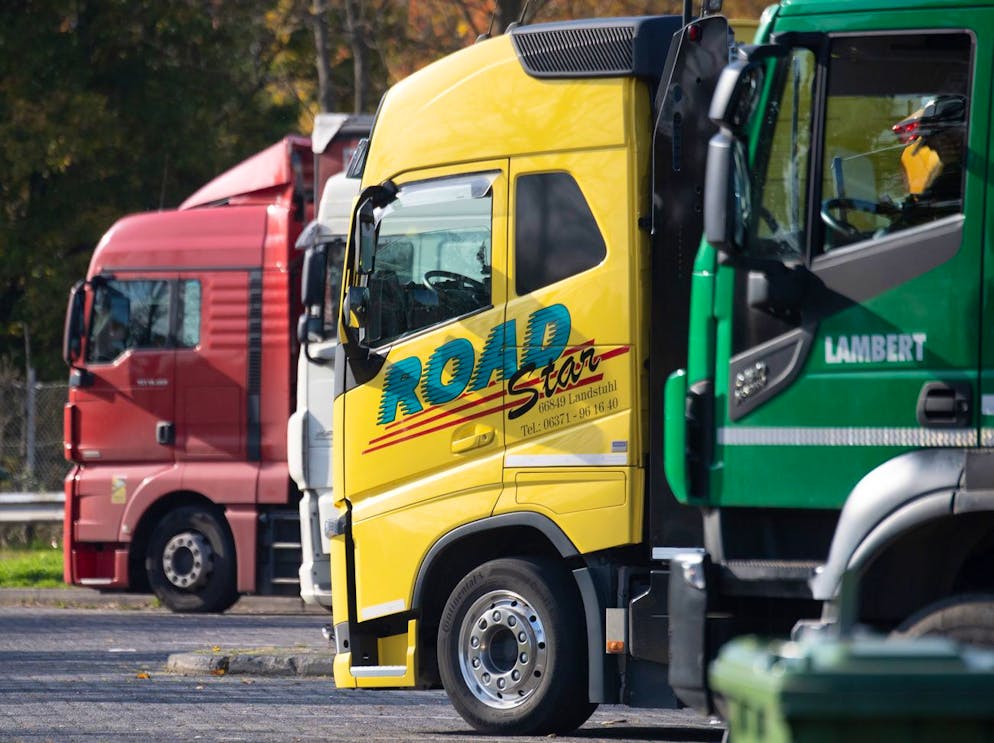 ARCHIV - 28.10.2021, Rheinland-Pfalz, Mainz: LKW stehen auf dem Parkplatz einer Rastanlage bei Mainz. (Zu dpa «LKW-Fahrer werden knapp») Foto: Boris Roessler/dpa +++ dpa-Bildfunk +++ (KEYSTONE/DPA/Boris Roessler)