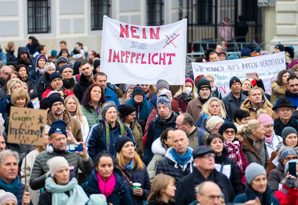 ABD0075_20211114 - WIEN - ÖSTERREICH: Demonstration von Impfgegnern am Ballhausplatz in Wien am Sonntag, 14. November 2021, nach einem Corona-Krisengipfel der Regierung. - FOTO: APA/GEORG HOCHMUTH