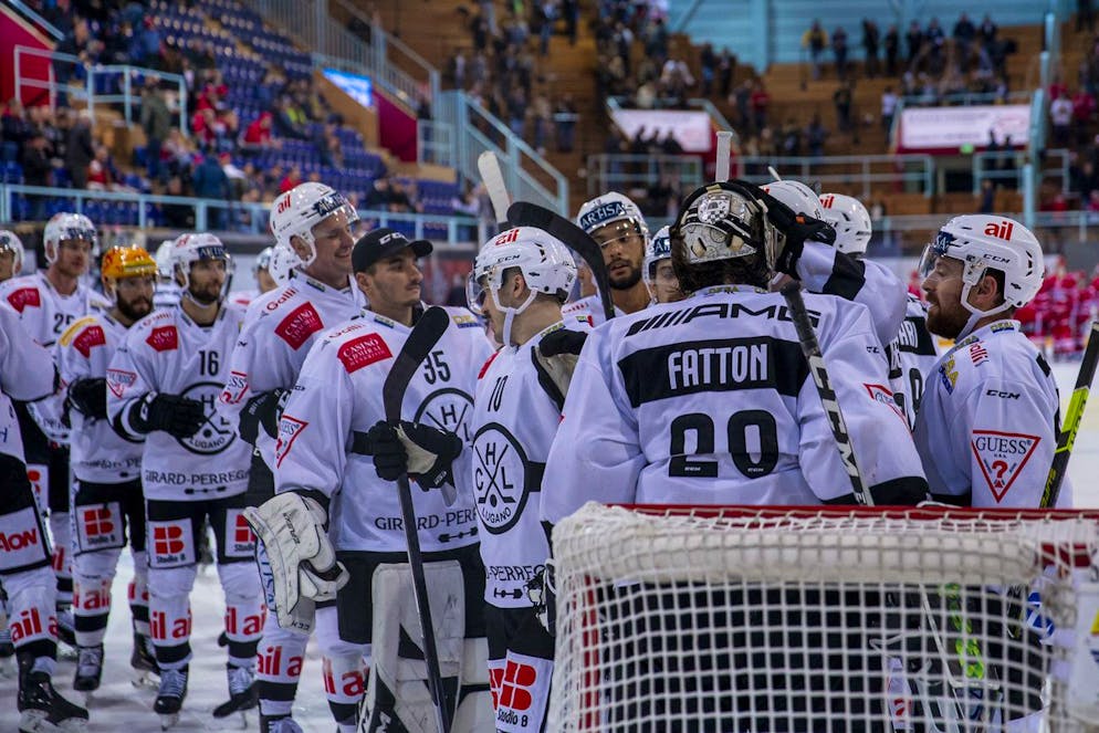 Die Spieler des HC Lugano bedanken sich bei ihrem Torhueter Thibault Fatton nach dem Sieg im Eishockey-Meisterschaftsspiel der National League zwischen den SC Rapperswil-Jona Lakers und dem HC Lugano am Dienstag, 19. Oktober 2021, in Rapperswil. (KEYSTONE/Patrick B. Kraemer)