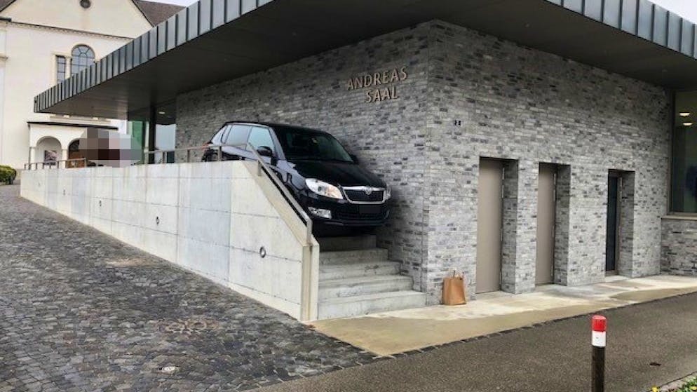 L'auto è rimasta bloccata sulle scale