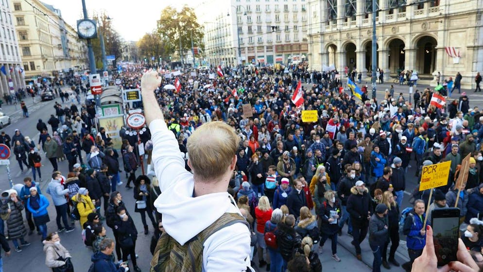 ABD0102_20211120 - WIEN - ÖSTERREICH: Eine Demonstration gegen die Corona-Maßnahmen am Samstag, 20. November 2021, auf der Ringstraße vor der Oper in Wien. Kurz vor dem Inkrafttreten des bundesweiten Lockdowns haben Gegner der Maßnahmen gegen die Corona-Pandemie zu Demonstrationen aufgerufen,. - FOTO: APA/FLORIAN WIESER