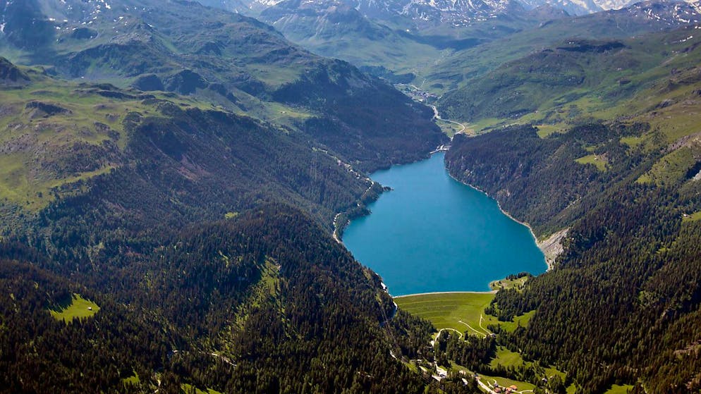 La diga del lago di Marmorera, di proprietà dell'Azienda elettrica della città di Zurigo (EWZ).