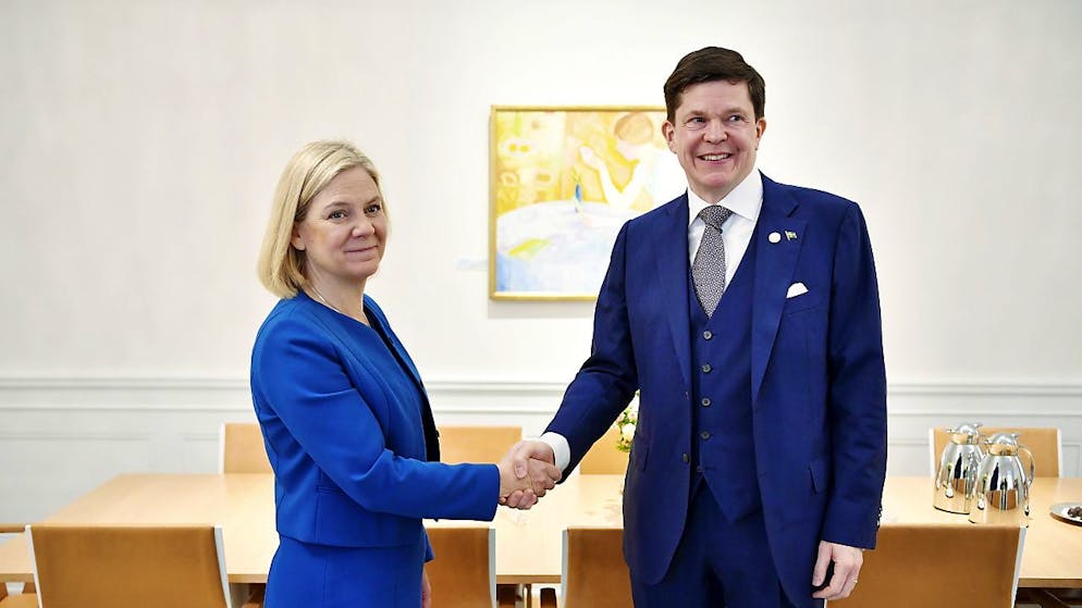 Magdalena Andersson con lo speaker del Parlamento Andreas Norlen.