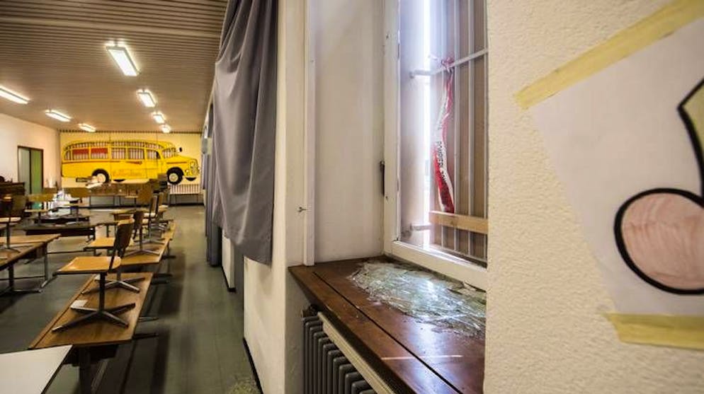 L'esplosione avvenuta sul piazzale durante una notte di carnevale aveva mandato in frantumi diverse finestre delle Scuole sud