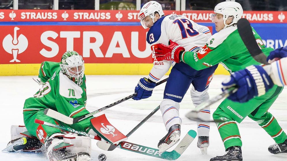 ZSC Lions Justin Sigrist, center, attempts to score against Roegle BK's goalkeeper Calle Clang, left, and Tony Sund, right, during the Champions Hockey League match between Switzerland's ZSC Lions and Sweden's Rogle BK Angelholm at the Hallenstadion Zurich, Switzerland, on Tuesday, November 16, 2021. (KEYSTONE/Michael Buholzer)
