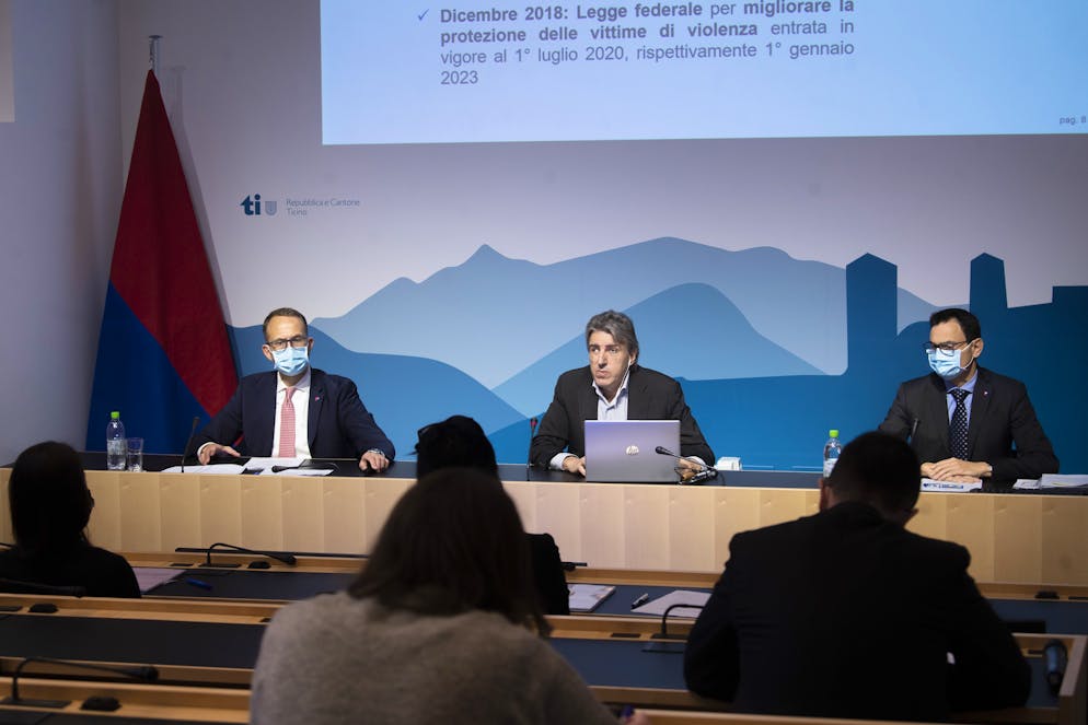 Un momento della conferenza stampa di presentazione del piano di intervento cantonale per combattere la violenza domestica: da sinistra, Norman Gobbi, direttore del Dipartimento delle istituzioni, Manuele Bertoli, presidente del Governo e direttore del Dipartimento dell’educazione, della cultura e dello sport e Raffaele De Rosa, direttore del Dipartimento della sanità e della socialità.