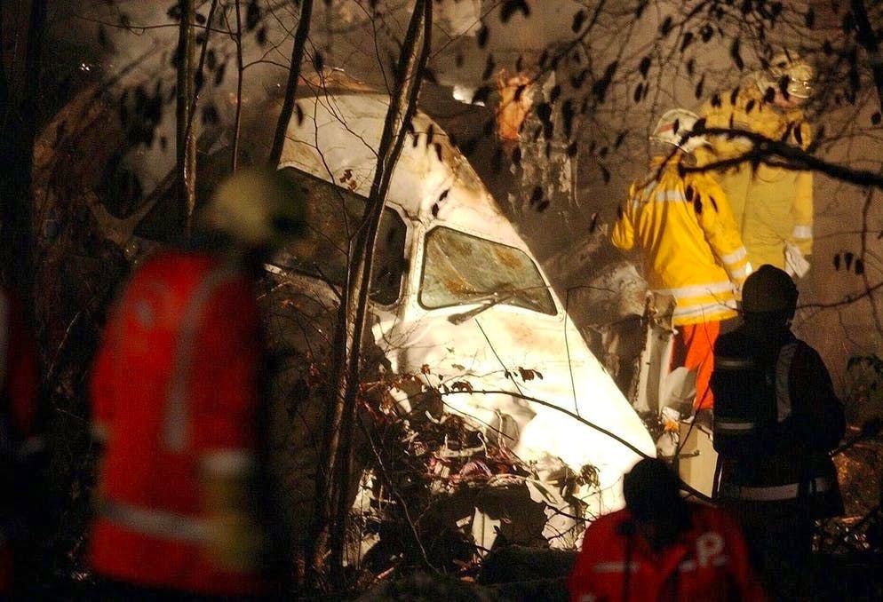 L'aereo della Crossair è decollato da Berlino-Tegel con 28 passeggeri e 5 membri dell'equipaggio. Solo 9 delle 33 persone a bordo sopravvivono allo schianto. Tra loro ci sono ...
