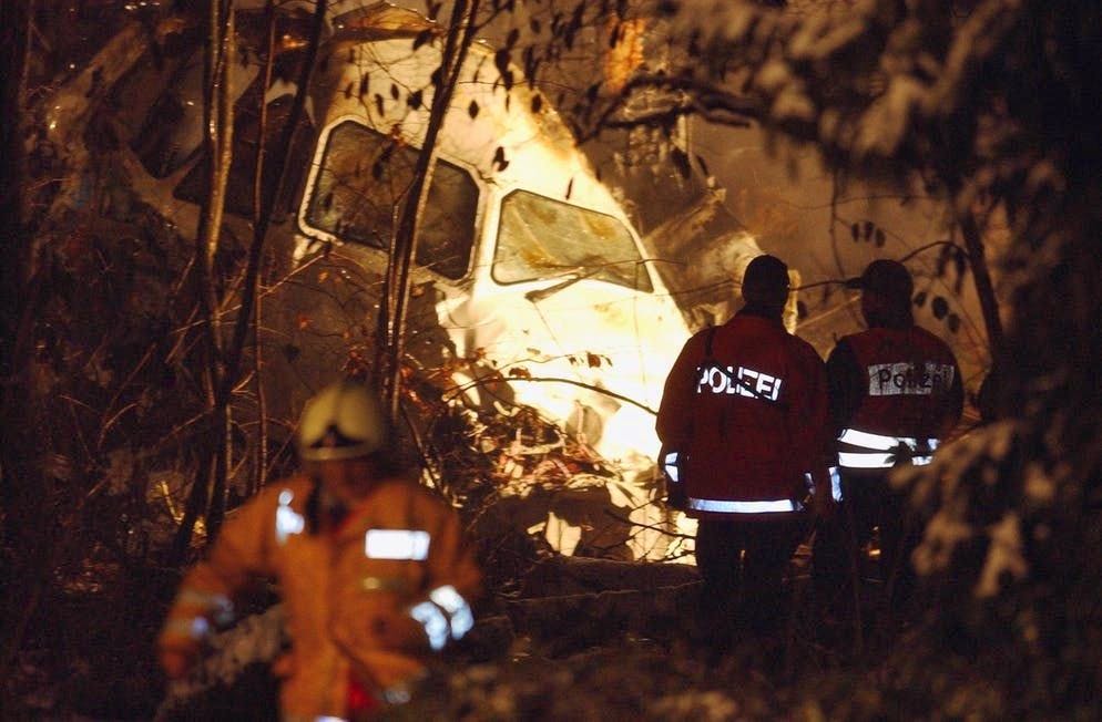 Dopo pochi minuti, i primi agenti di polizia arrivano sul luogo dell'incidente vicino a Bassersdorf, nel cantone di Zurigo. Dodici minuti dopo l'allarme, arrivano i vigili del fuoco e i soccorritori dell'aeroporto. I vigili del fuoco locali ...