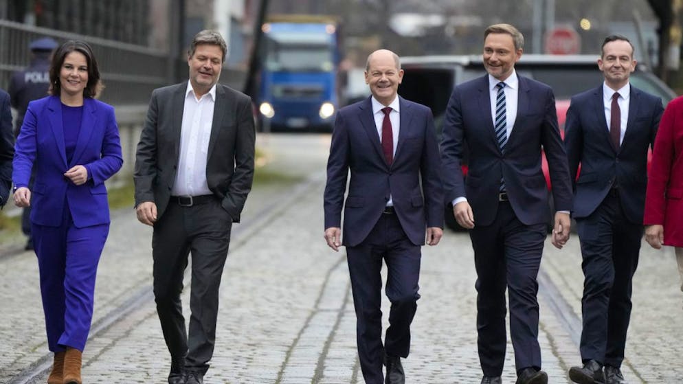 Il cancelliere in pectore Olaf Scholz (Spd, al centro) arriva alla conferenza stampa a Berlino accompagnato da Annalena Baerbock e Robert Habeck (entrambi Verdi, a sinistra) e Christian Lindner e Volker Wissing (entrambi Fdp, a destra).