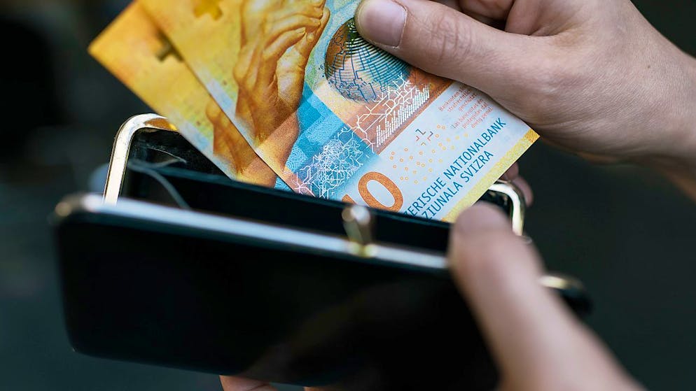 Fragen und Antworten zur 13. AHV-Rente. Ab wann haben Pensionierte nun mehr Geld im Portemonnaie?