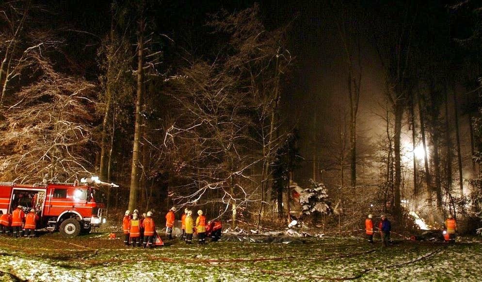 Durante l'avvicinamento alla pista 28 di Zurigo Kloten, l'aereo della Crossair scende troppo in basso, tocca alcuni alberi nella zona boschiva vicino a Bassersdorf e poi si schianta alle 22:08 ora locale.