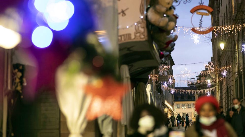 L'obiettivo dell'azione di governo è "salvare le feste di fine anno". Nella foto decorazioni natalizie per le strade di Strasburgo. (foto d'archivio)