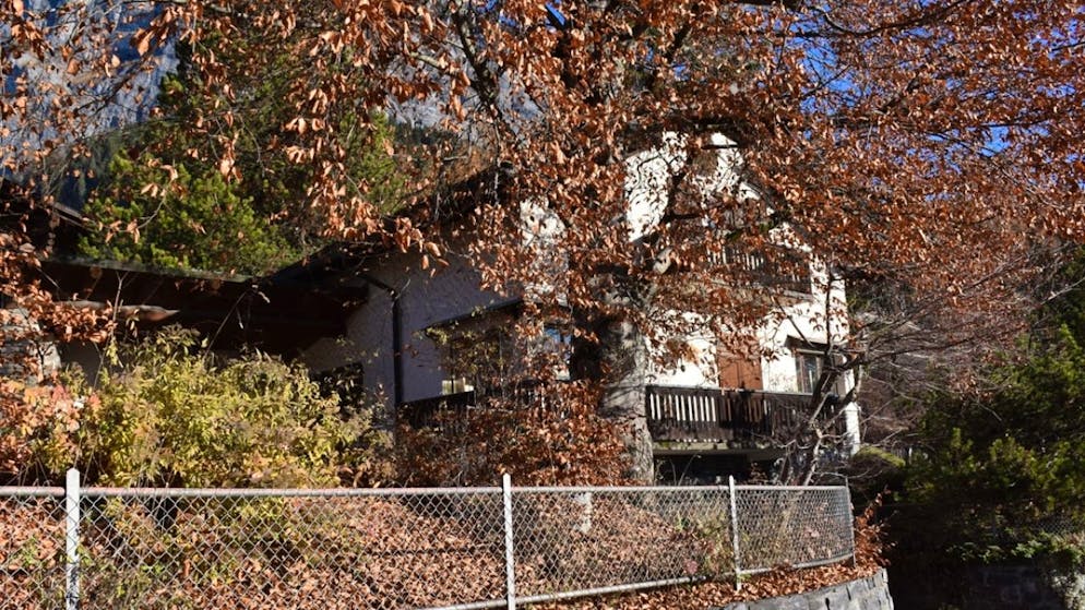 Degli sconosciuti sono entrati in una casa monofamiliare raramente abitata a Flims (GR) e hanno scatenato la loro furia distruttiva sui mobili.