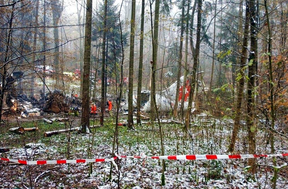 È solo il giorno successivo, il 25 novembre, che la portata dell'incidente diventa chiara. L'Avro RJ100 di cinque anni è quasi completamente distrutto dall'impatto. Le autorità ...