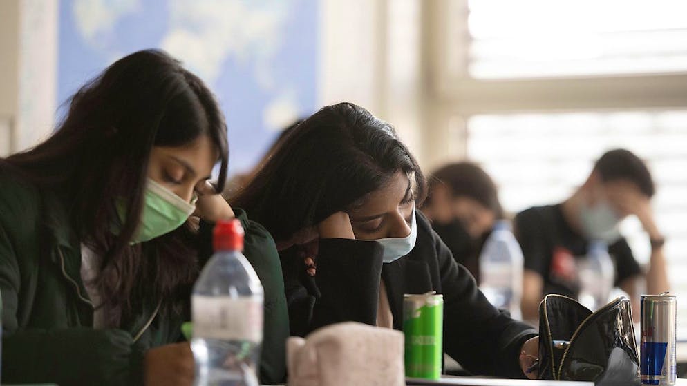 Le mascherine a scuola sono uno dei principali provvedimenti decisi da alcuni cantoni.